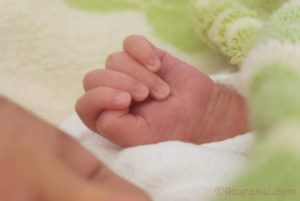 新生児の赤ちゃんの手元のアップ