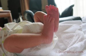 新生児の赤ちゃんの逆光の足