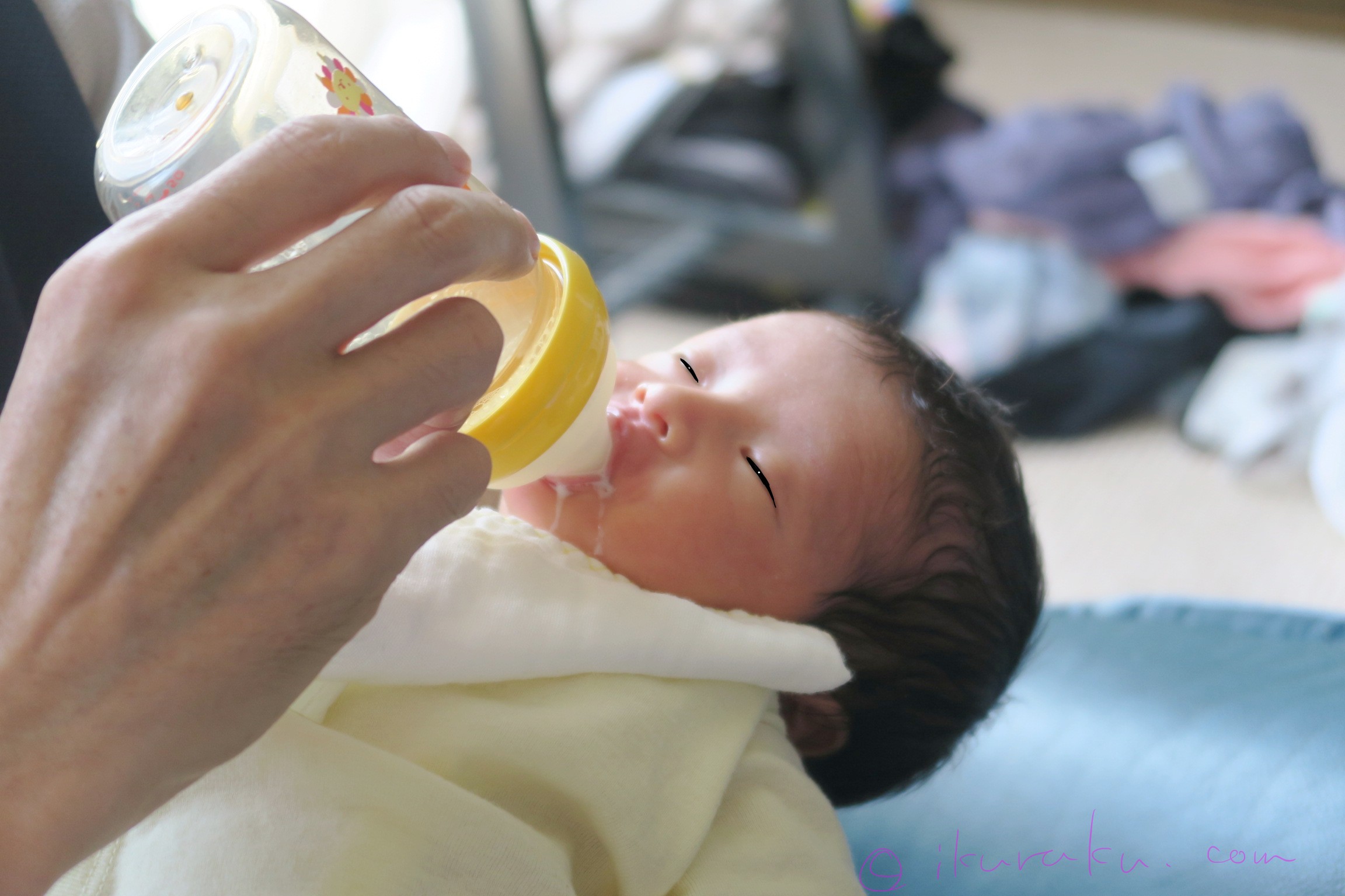 ミルクを飲む新生児の赤ちゃん
