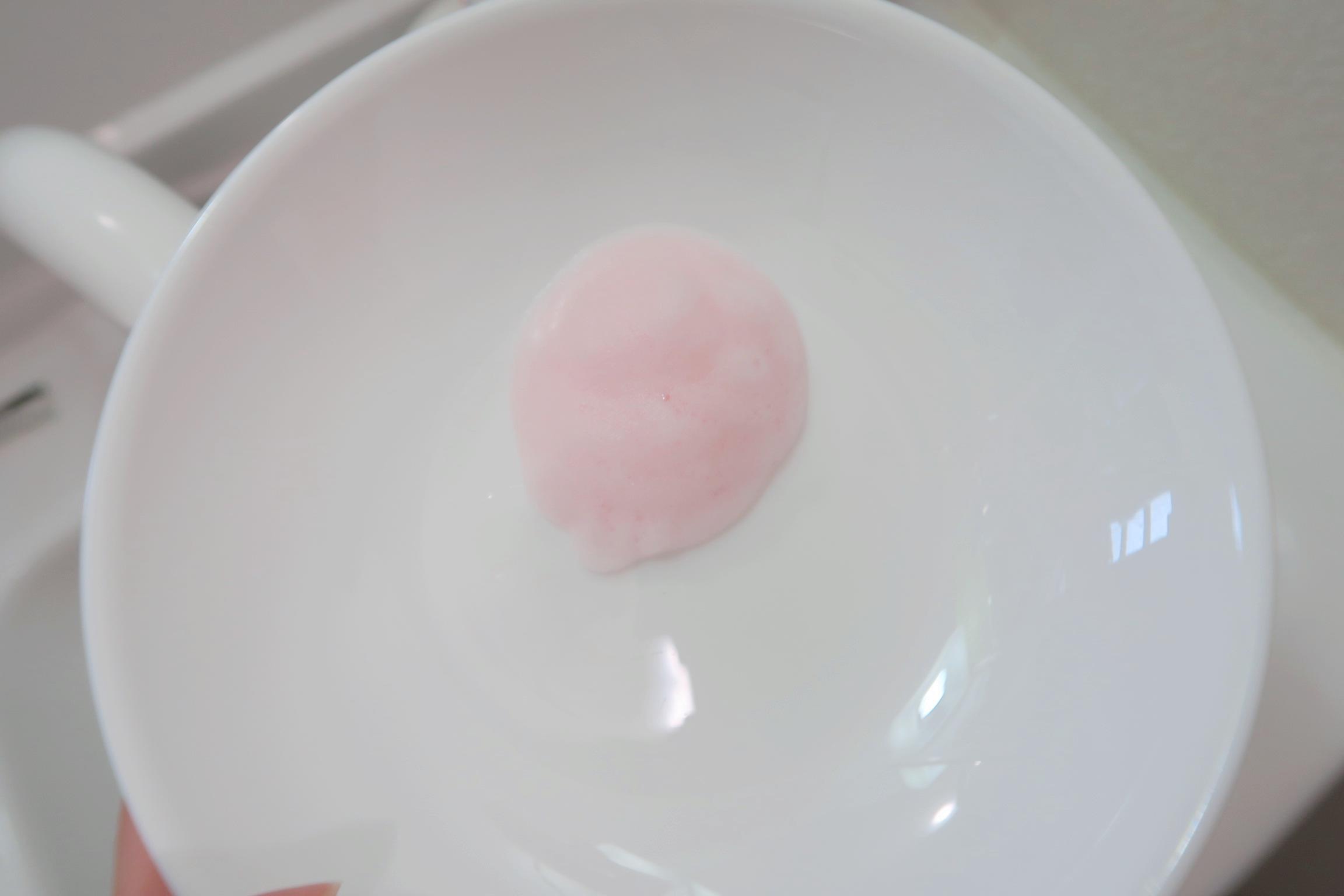ノータッチ泡ハンドソープ／薬用せっけんミューズの泡にはピンク色がほんのり付いています