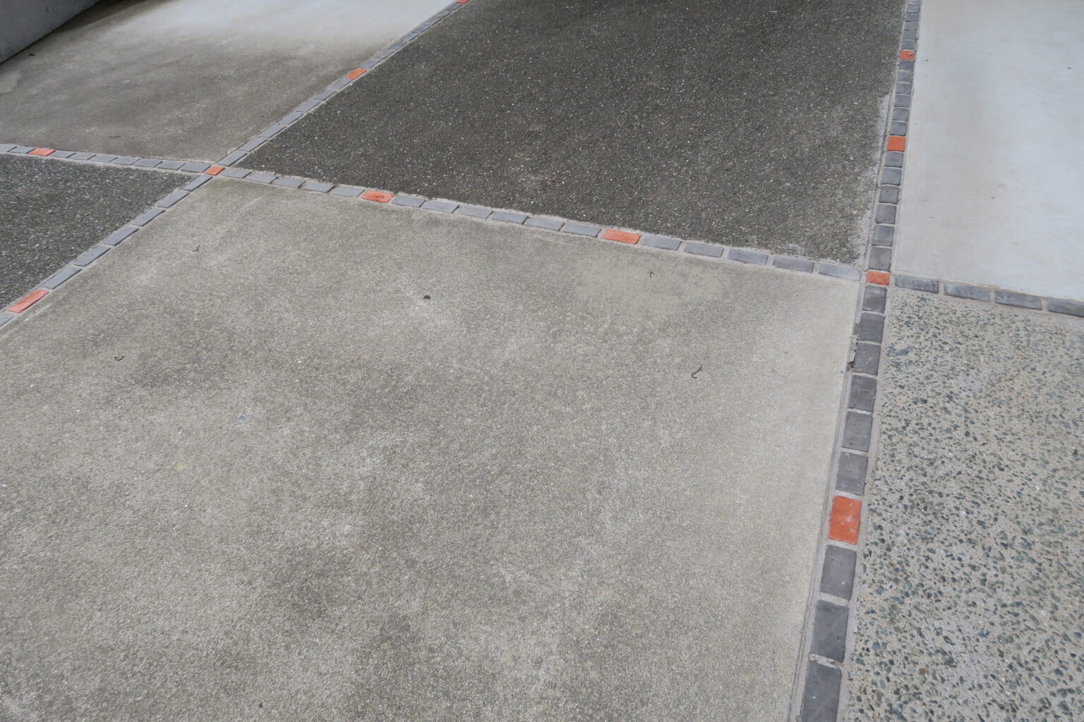 【DIY】駐車場のコンクリートの隙間をレンガで埋めるやり方【バサモル】