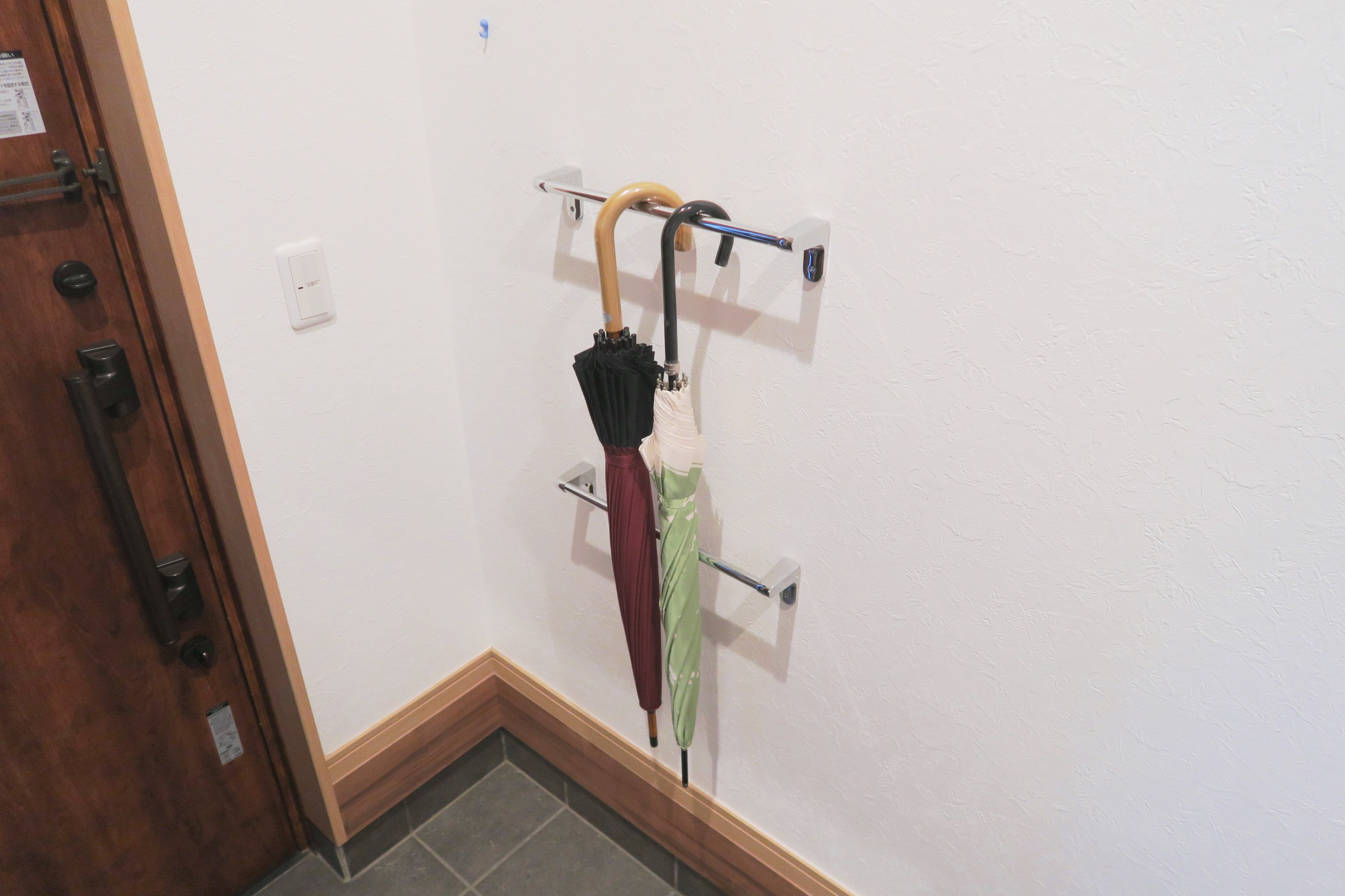 【DIY】壁に浮かせてかけると汚れずシンプル！傘立ての簡単な作り方【おすすめ】