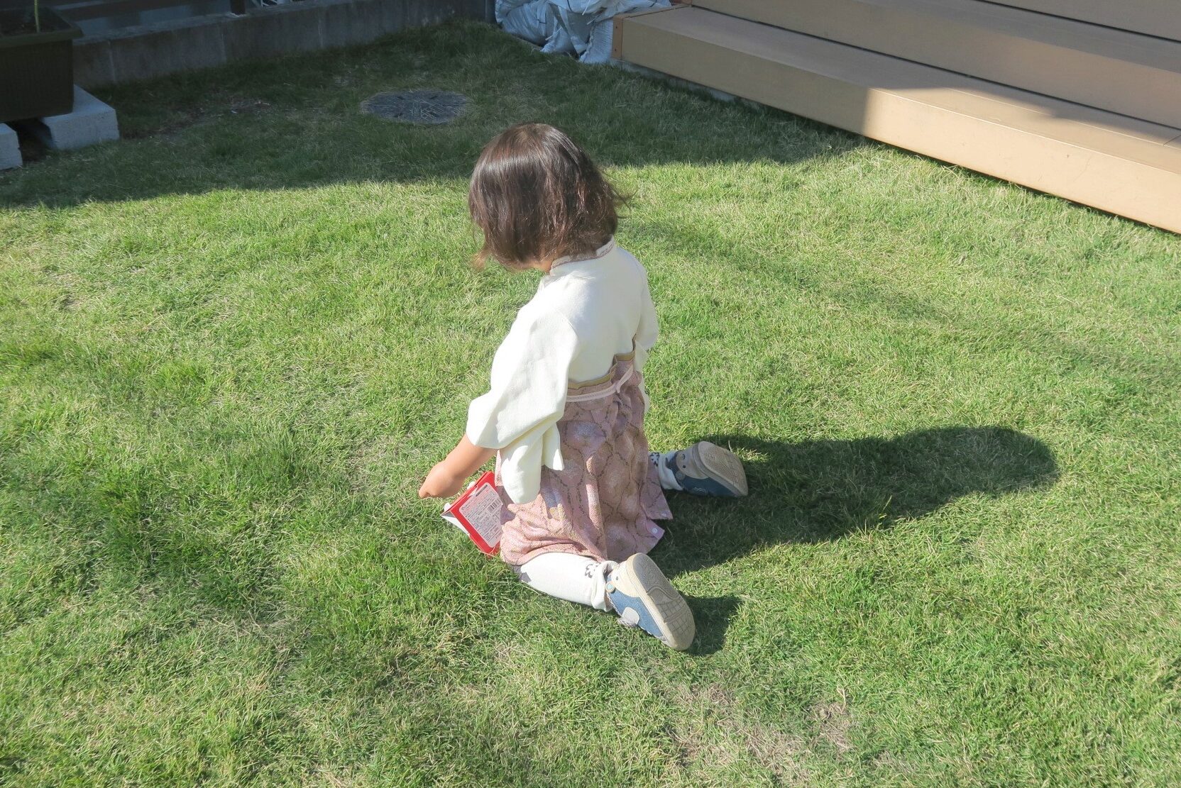 スウィートマミーの袴ロンパース９０を着た２歳半幼児