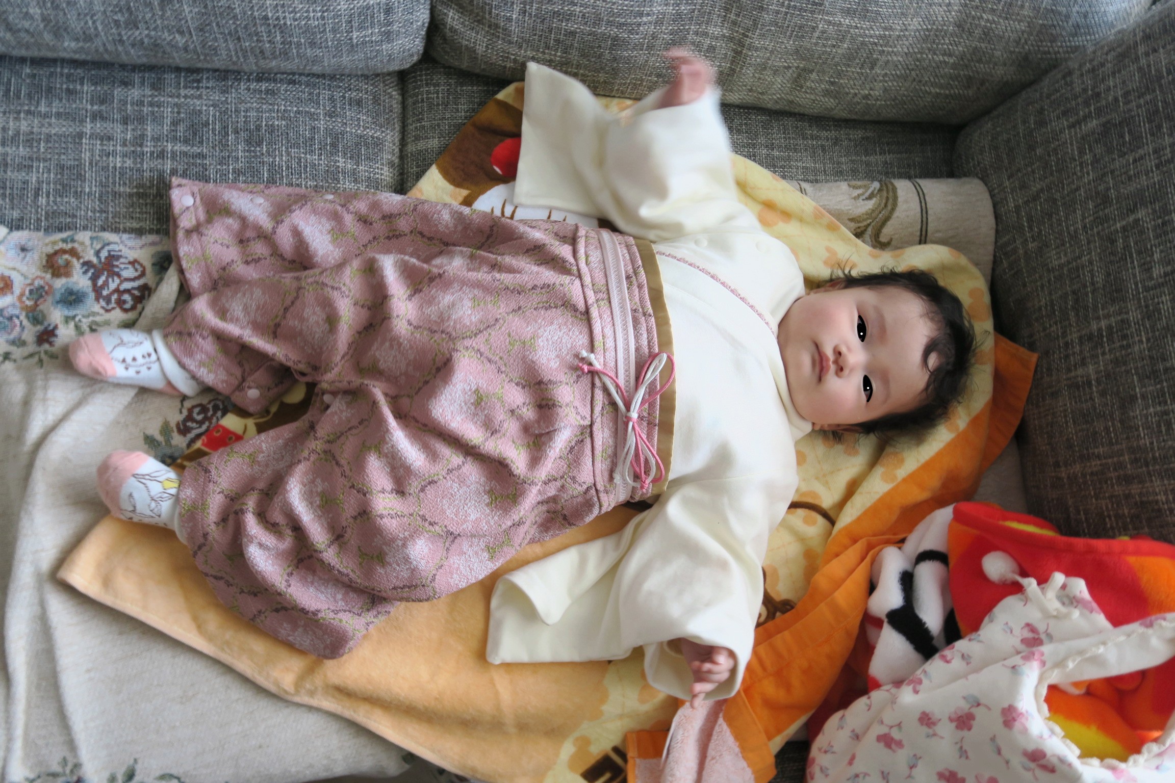 スウィートマミーの袴ロンパース９０を着た生後４か月の赤ちゃん