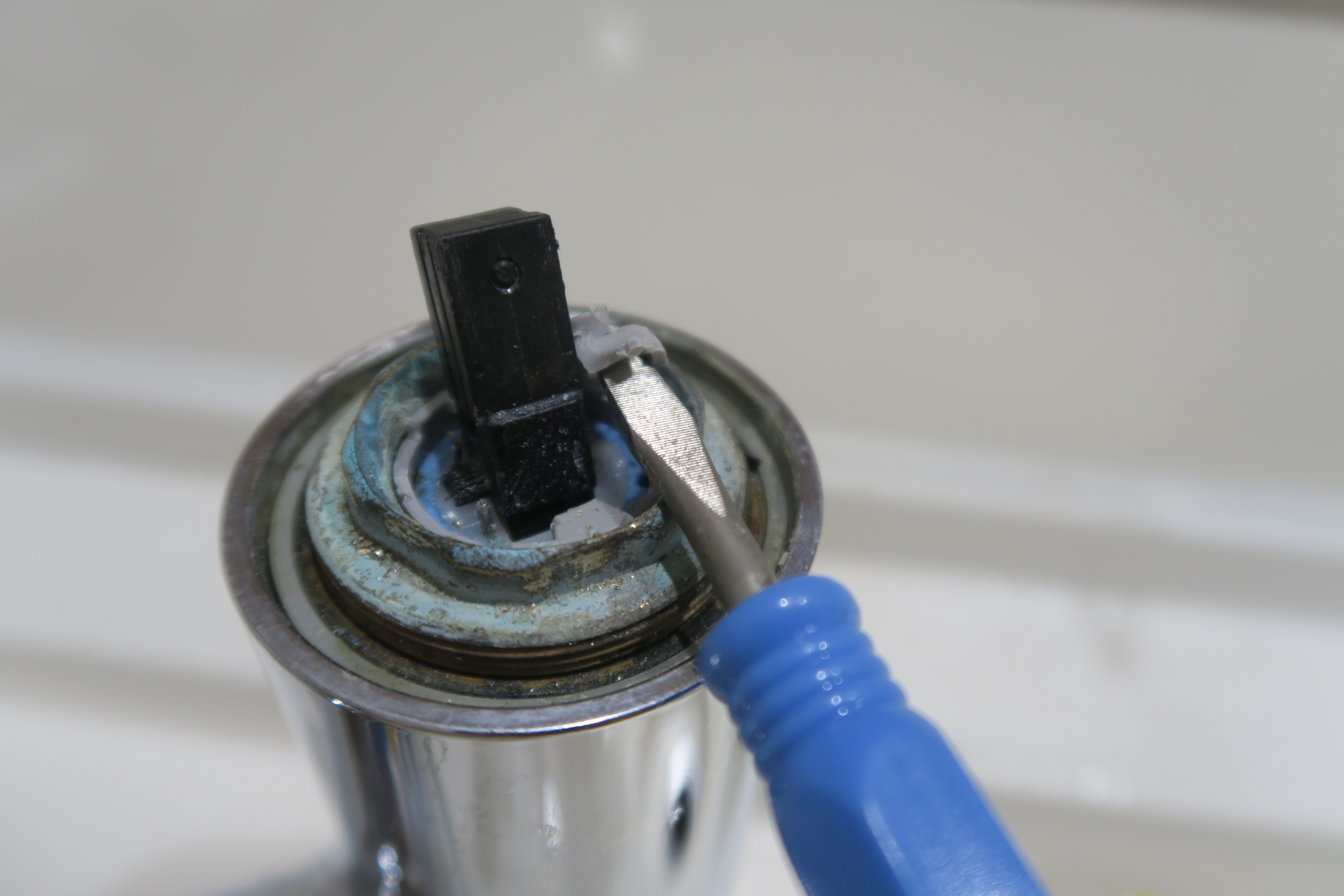 タカギキッチン水栓のセラミックバルブ（クリック機構）を除去する様子②