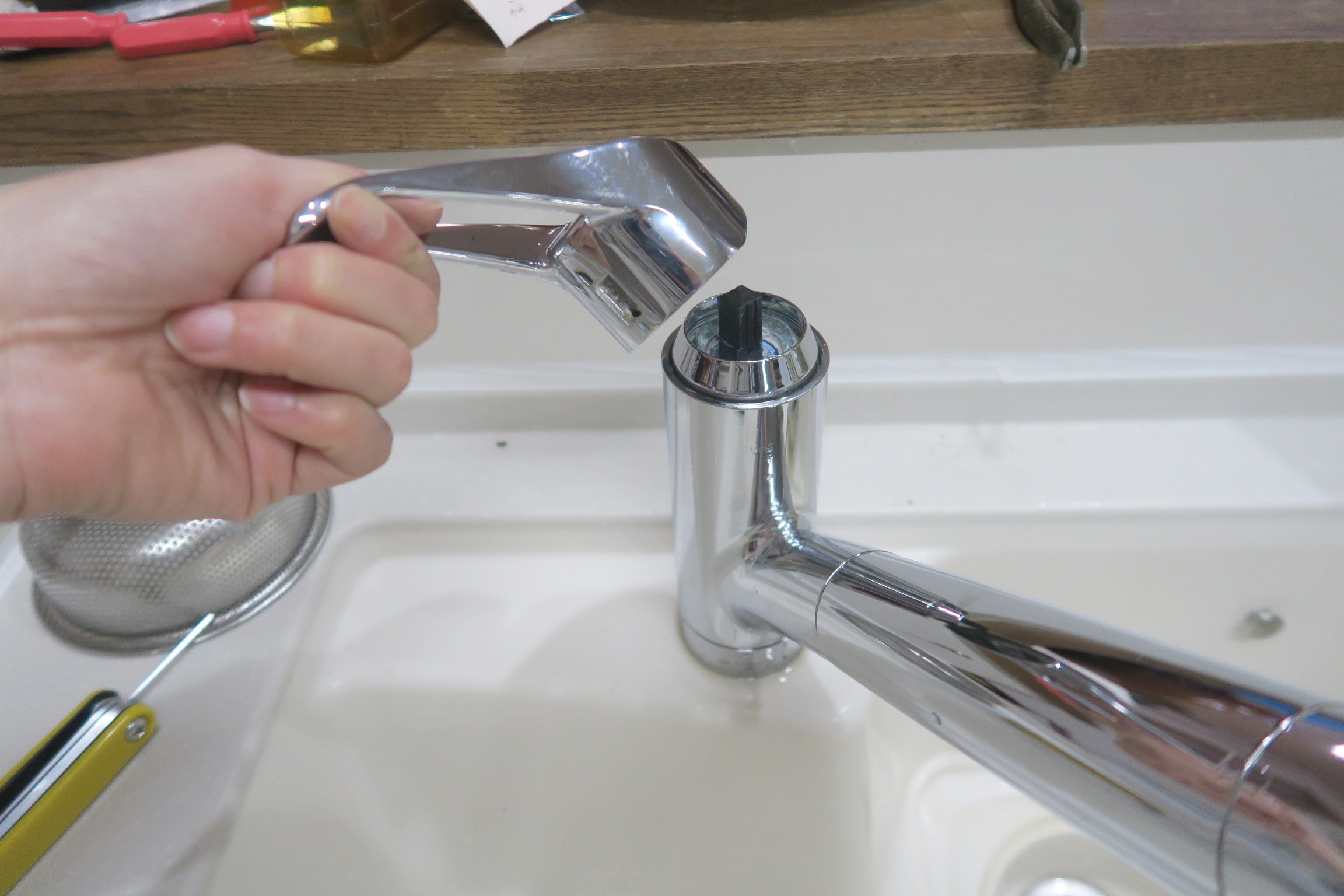 キッチンシングルレバー水栓のレバーハンドルを外す方法