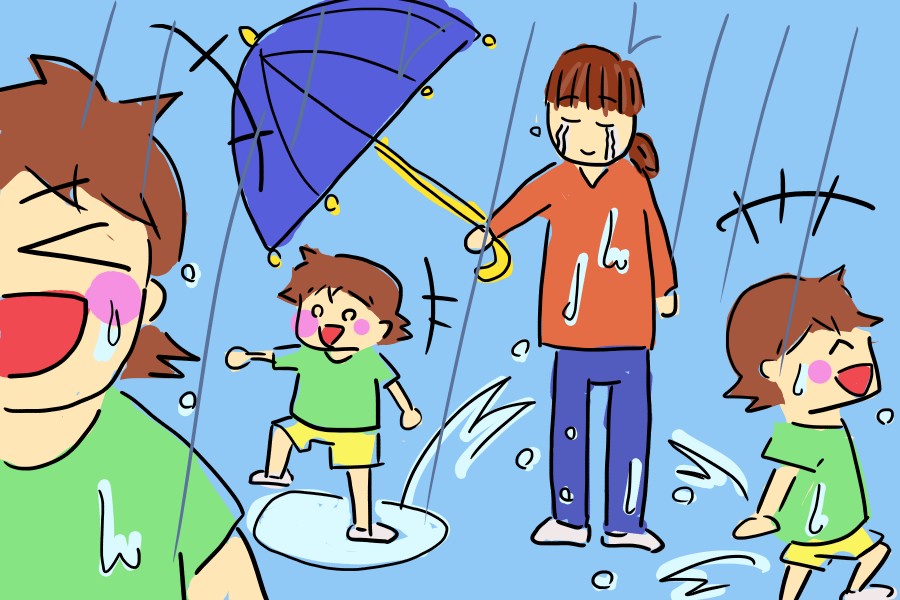 雨の日に子供と二人、傘１本だと水たまり遊びでびちゃびちゃ