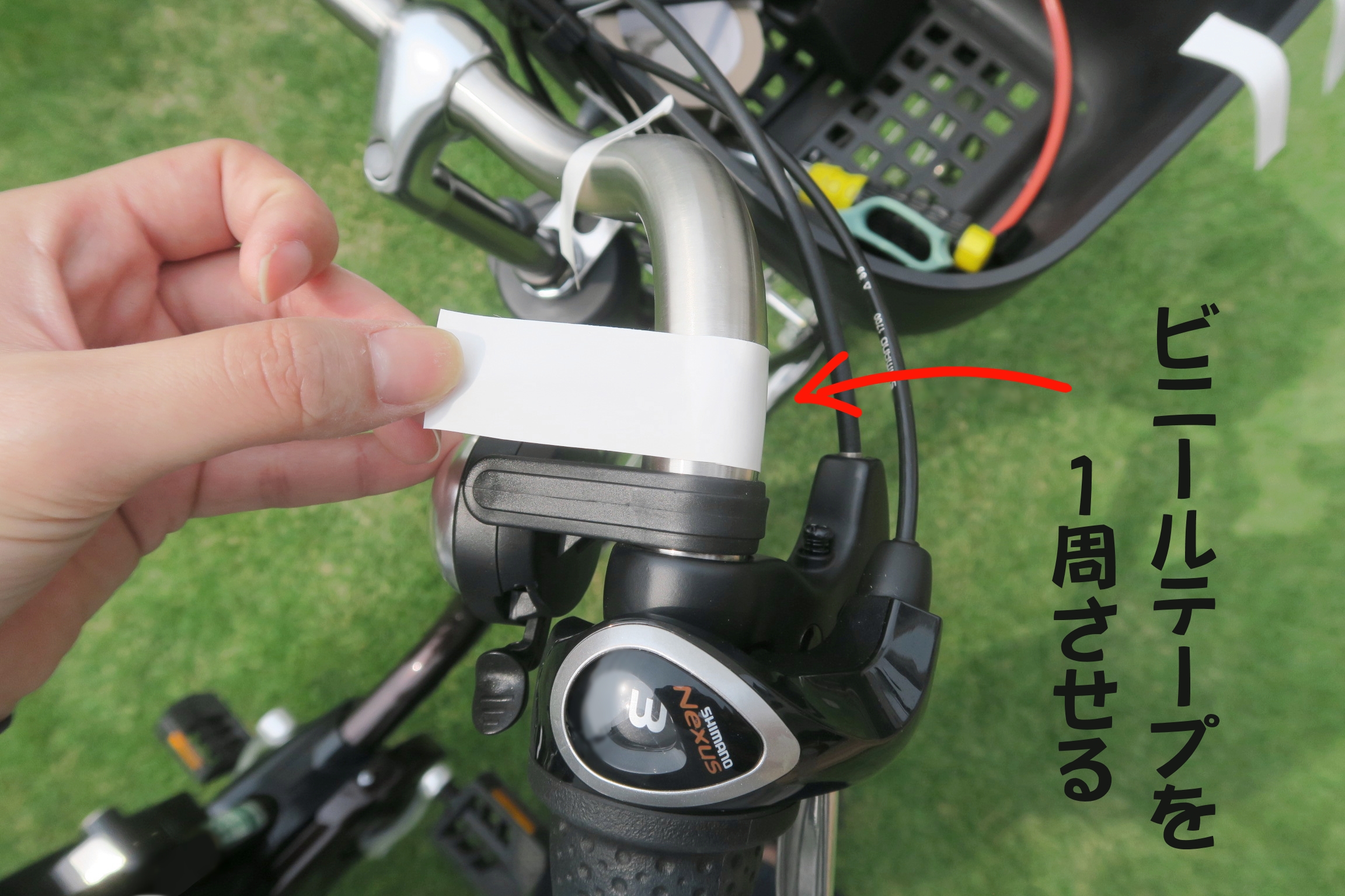自転車のハンドルにバックミラーを固定　ハンドルにビニールテープを巻くと摩擦で動きにくくなる