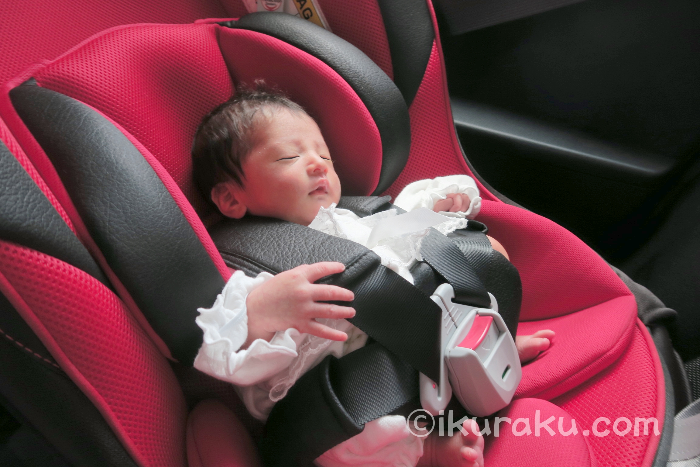 チャイルドシートに座る新生児の赤ちゃん