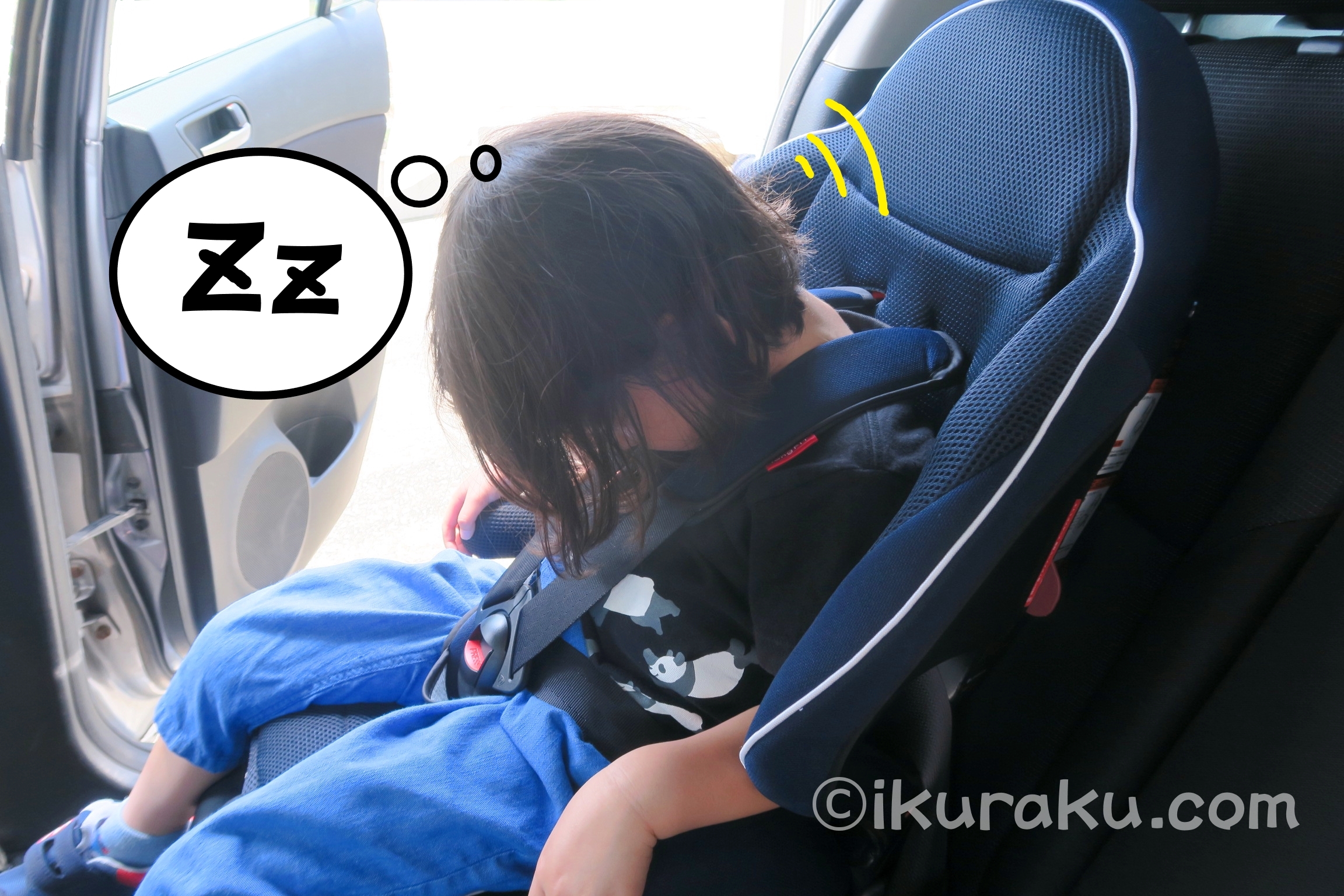 乳幼児の頭は大きく重いため、チャイルドシートで寝てしまうと前のめりになりやすい
